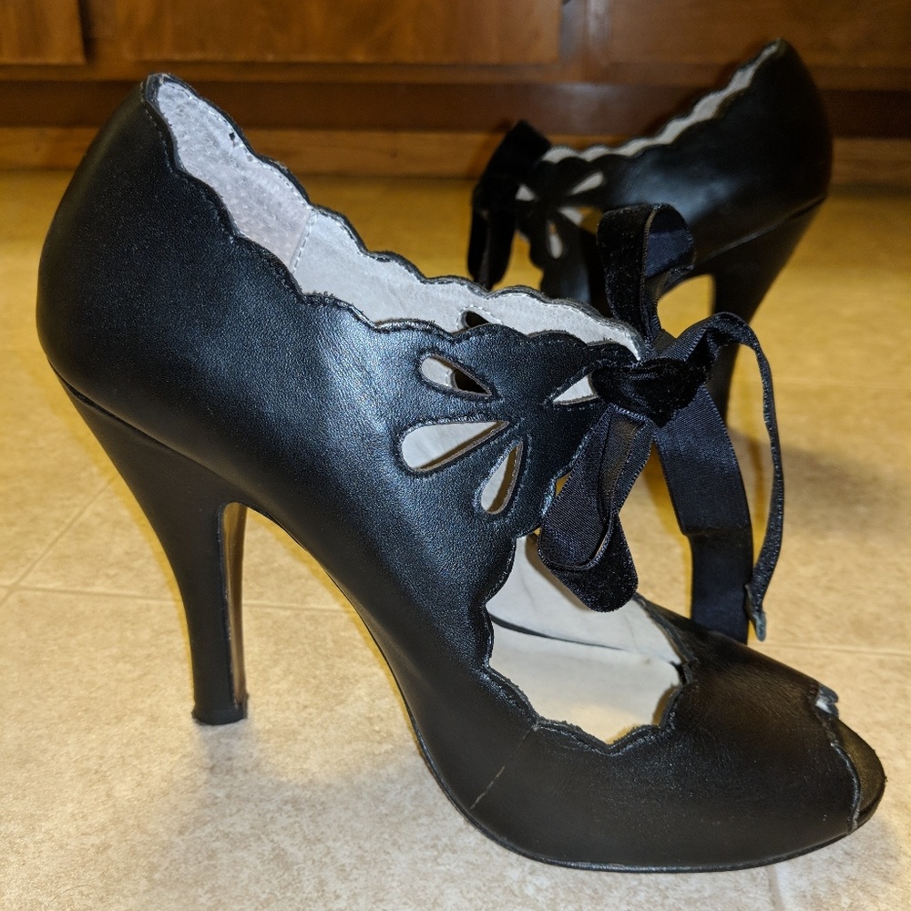 Vintage Black Leather Scalloped Stilettos. Size 7